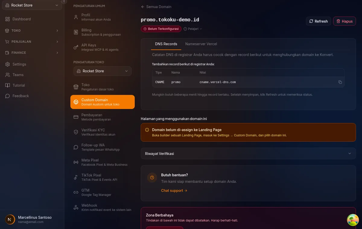 header halaman detail domain di settings domains — badge status berwarna dengan tombol Refresh dan Hapus